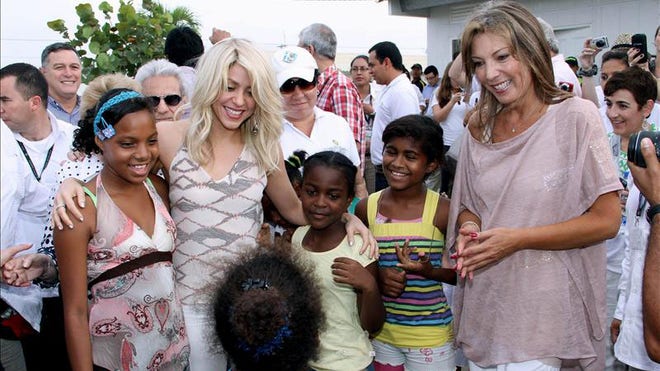 Shakira and Maria Clemencia Rodriguez.jpg